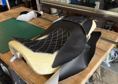 Selle moto noire et blanche