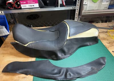 Selle moto noire et blanche