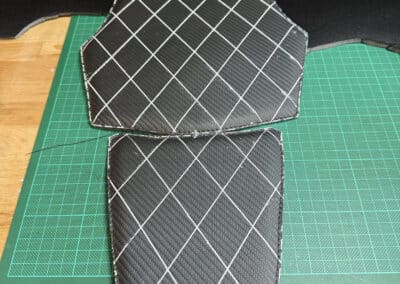 Selle moto noire et blanche