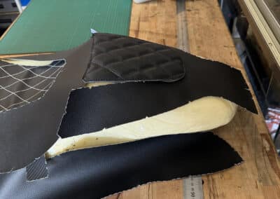 Selle moto noire et blanche