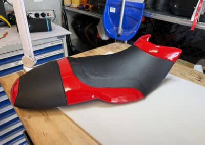 Selle moto noire et rouge