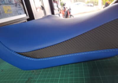 Selle bleue et noire