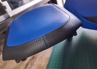 Selle bleue et noire