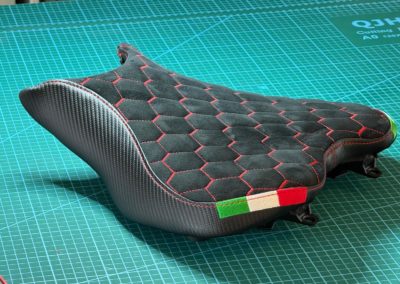 Ducati Street Fighter V2S : tissu alcantara avec broderie nid d'abeille et tissu carbone noir, coutures rouges, broderie du drapeau italien sur les 2 côtés