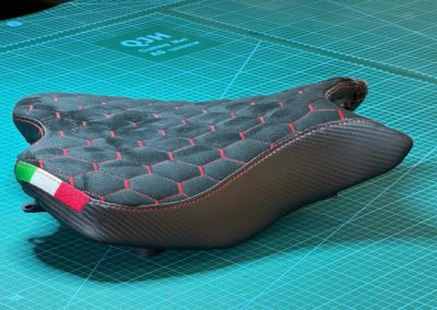 Ducati Street Fighter V2S : tissu alcantara avec broderie nid d'abeille et tissu carbone noir, coutures rouges, broderie du drapeau italien sur les 2 côtés