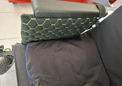 Fauteuil roulant - ajout d'une structure matelassée en alcantara brodé vert et dos en noir motif carbone