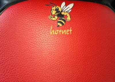 Honda Hornet 750 - un frelon brodé sur arrière du siège pilote