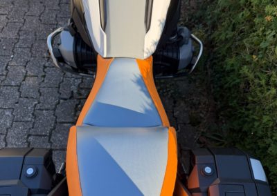 BMW GS1300 : prise en charge rapide pour que le motard puisse faire un roadtrip au Maroc avec une selle confortable : ajout de matelassage pour le confort du pilote, changement en selle bicolore selon choix client