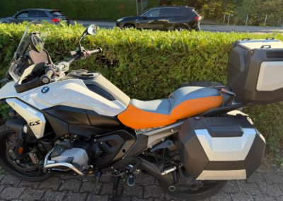 BMW GS1300 : prise en charge rapide pour que le motard puisse faire un roadtrip au Maroc avec une selle confortable : ajout de matelassage pour le confort du pilote, changement en selle bicolore selon choix client
