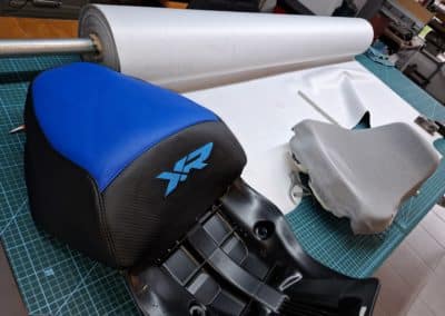 BMW XR - modification de la selle pour plus de confort, simili cuir carbone noir et bleu, broderie du logo